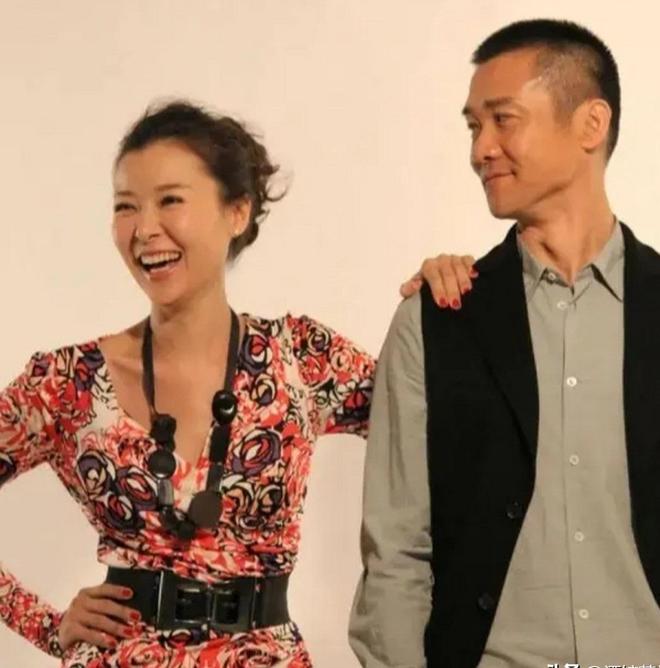谋长家世显赫的她53岁却没生下一儿半女九游会登录j9入口爷爷开国上将爸爸副参(图4)