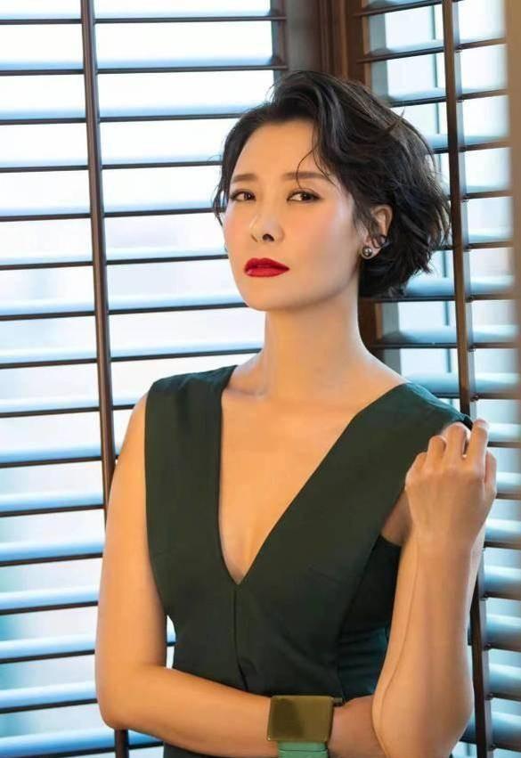 谋长家世显赫的她53岁却没生下一儿半女九游会登录j9入口爷爷开国上将爸爸副参(图9)