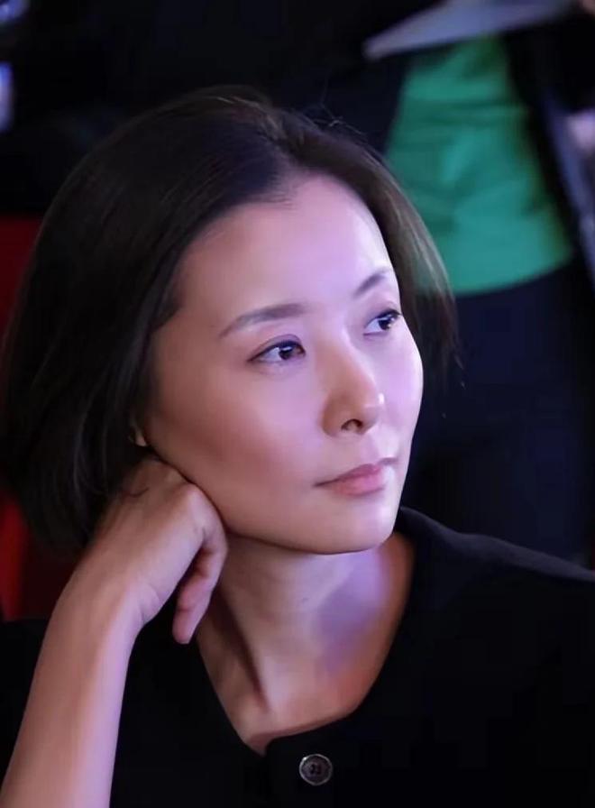 谋长家世显赫的她53岁却没生下一儿半女九游会登录j9入口爷爷开国上将爸爸副参(图11)