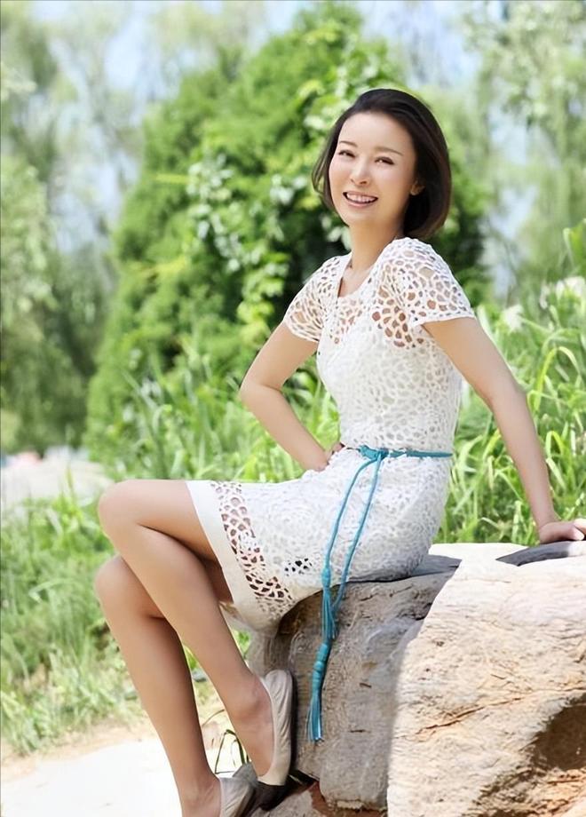 谋长家世显赫的她53岁却没生下一儿半女九游会登录j9入口爷爷开国上将爸爸副参(图12)