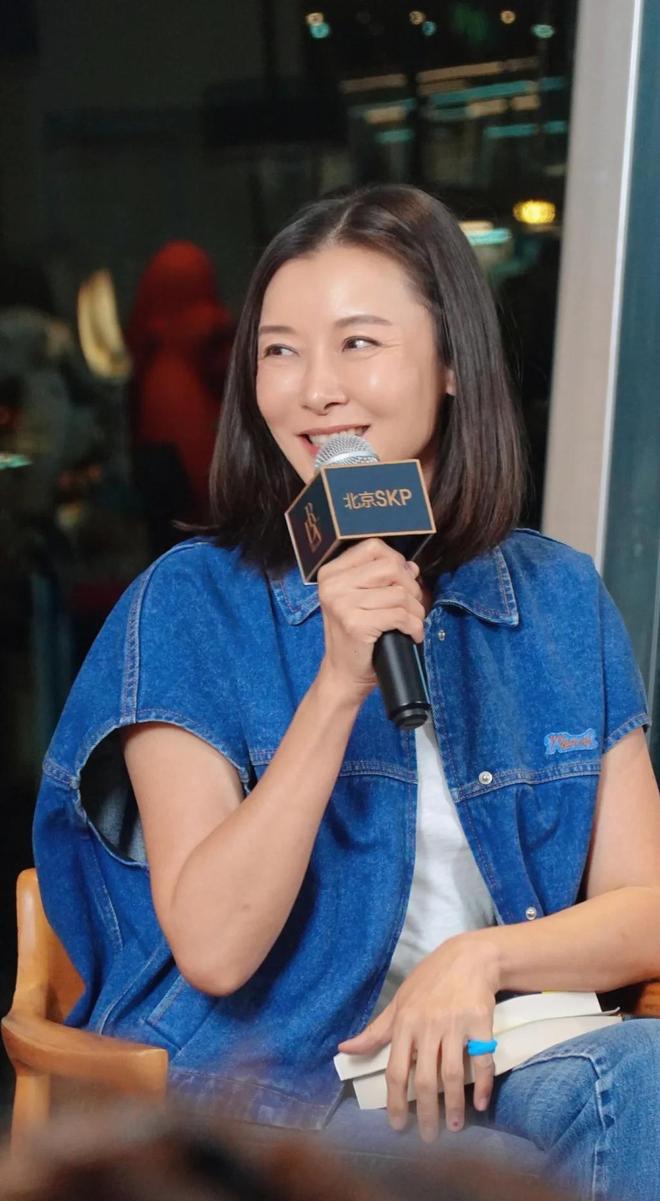 谋长家世显赫的她53岁却没生下一儿半女九游会登录j9入口爷爷开国上将爸爸副参(图13)