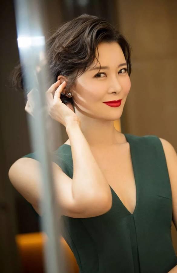 谋长家世显赫的她53岁却没生下一儿半女九游会登录j9入口爷爷开国上将爸爸副参(图19)