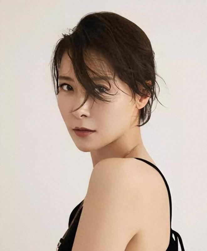 谋长家世显赫的她53岁却没生下一儿半女九游会登录j9入口爷爷开国上将爸爸副参(图23)