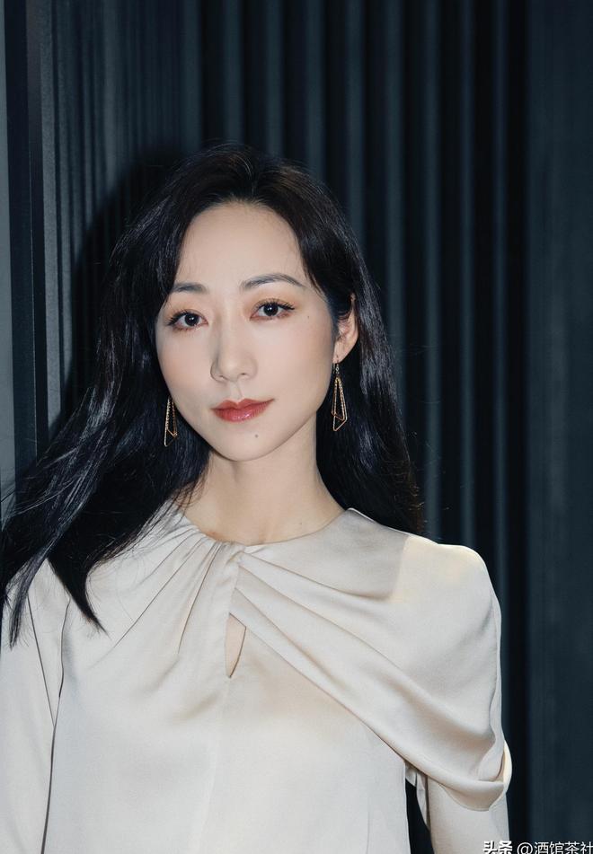 谋长家世显赫的她53岁却没生下一儿半女九游会登录j9入口爷爷开国上将爸爸副参(图22)